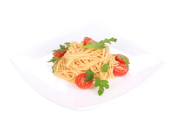 Спагетті з помідорами та базиліком — стокове фото