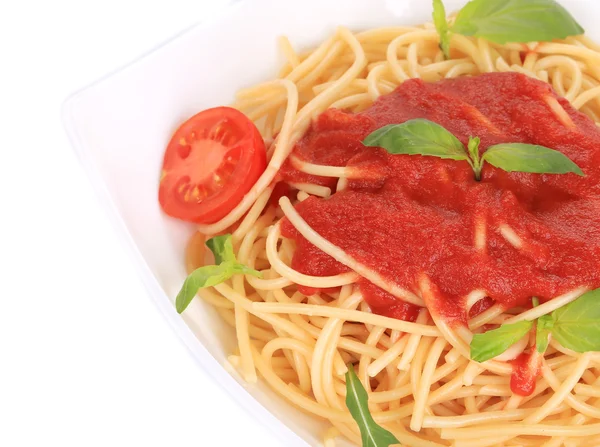 Spaghetti med tomatsås och basilika — Stockfoto