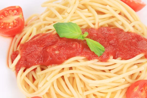 Spaghetti z sosem pomidorowym i bazylią — Zdjęcie stockowe