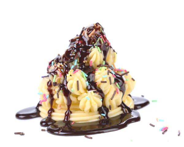 溶かされたチョコレートでトッピング ケーキ — ストック写真