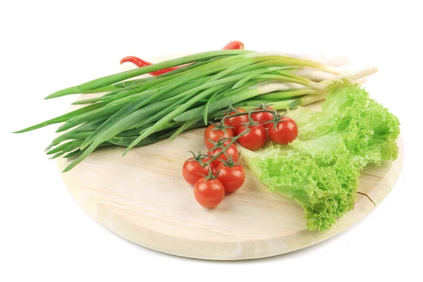 Grönsaker på trä tallrik. — Stockfoto