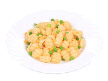 Yeşil bezelye ve Mısır ile makarna.