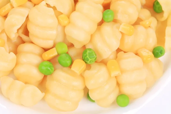 Pasta met groene erwten en maïs — Stockfoto