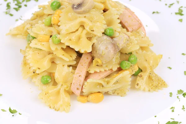 Pasta con champiñones y salchichas . —  Fotos de Stock