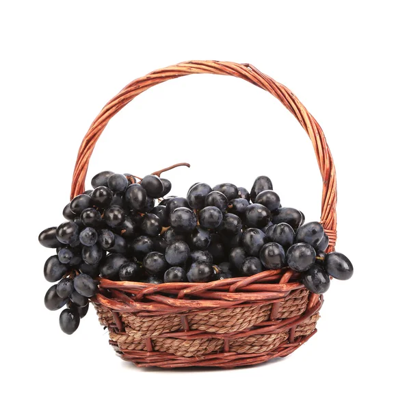 Czarny dojrzałe słodkie winogrona w koszyku. — Zdjęcie stockowe