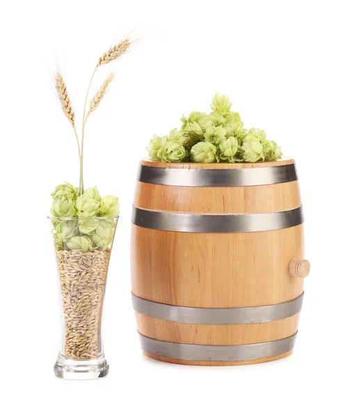 Barrel with hops and wheat. — Stock Photo, Image