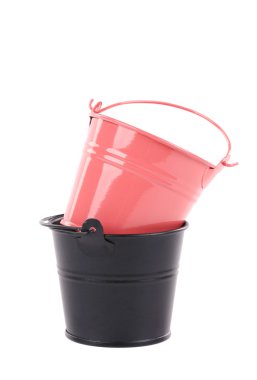 siyah ve pembe metal kovalar.