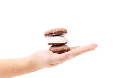 kalp şekilli kurabiye elini tutar.