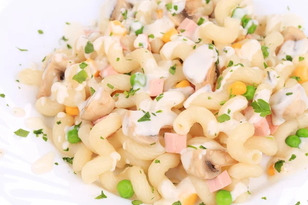 Pasta cavatappi con verduras y salchichas — Foto de Stock