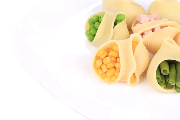 Makarna kabukları ile sebze ve sosis — Stok fotoğraf