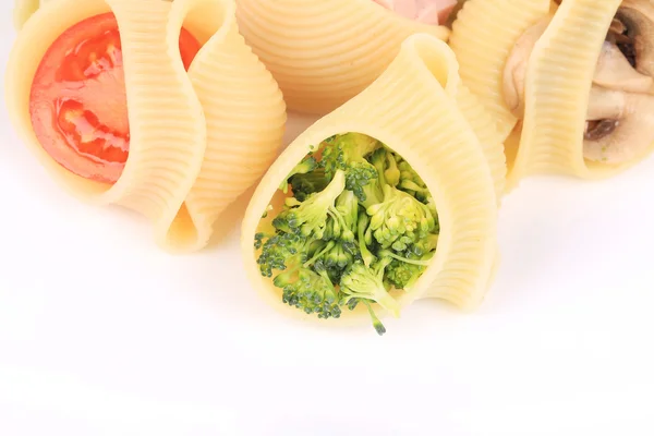Ζυμαρικά κοχύλια γεμιστά με λαχανικά και λουκάνικο — Φωτογραφία Αρχείου
