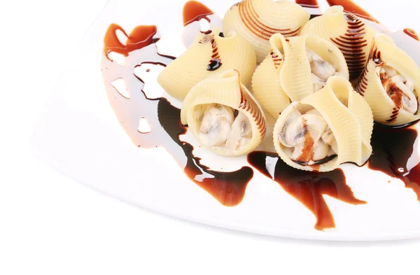 Pasta schelpen gevuld met champignons — Stockfoto