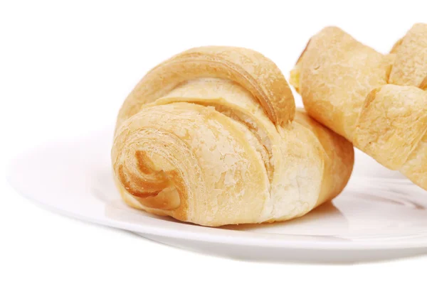 Färska croissanter på vit platta — Stockfoto