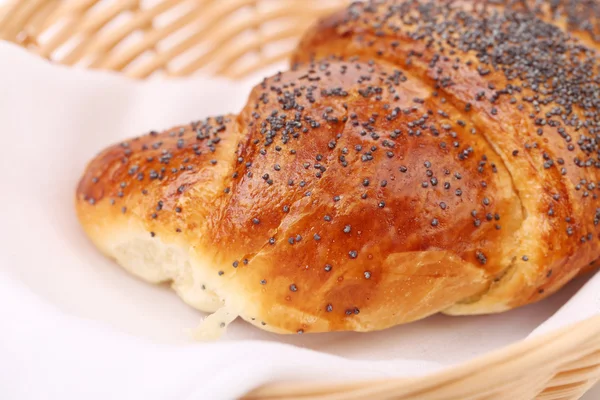 Croissant em uma cesta . — Fotografia de Stock