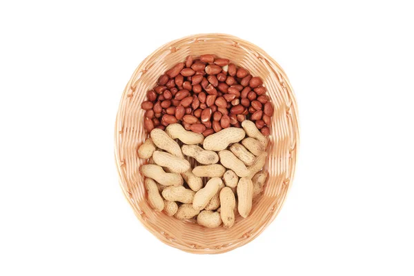Korb voller Erdnüsse — Stockfoto