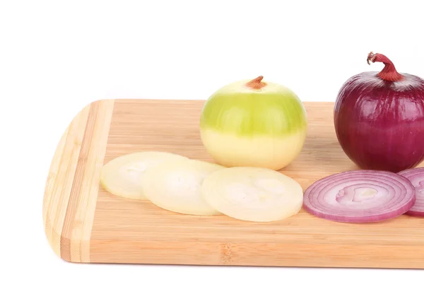 Red and white onions on wooden platter — Stock Photo, Image