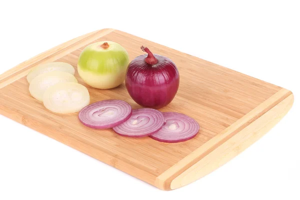 Red and white onions on wooden platter — Stock Photo, Image