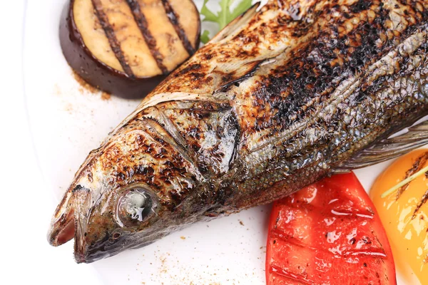 Pesce alla griglia con melanzane . — Foto Stock