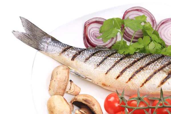 Pescado a la parrilla con cebolla roja . — Foto de Stock