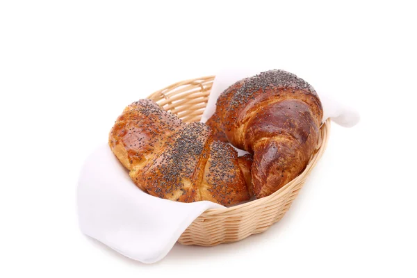 Croissant med vallmo i korg. — Stockfoto