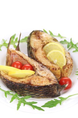 ızgara sazan biftek otlar ve limon ile.