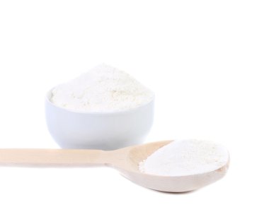 kaşık ve beyaz kase un ile.