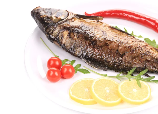 Fried carp with lemon and rukkola. — Stock Photo, Image