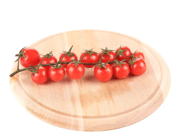 Tabla de cortar con tomates-cereza . —  Fotos de Stock