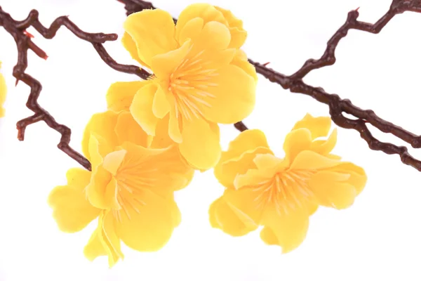 Flores artificiais amarelas . — Fotografia de Stock