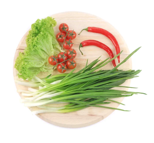 Овощи и травы на блюдечке . — стоковое фото