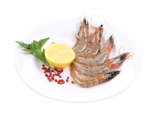 Raw shrimp with lemon and parsley. — Stock Photo, Image