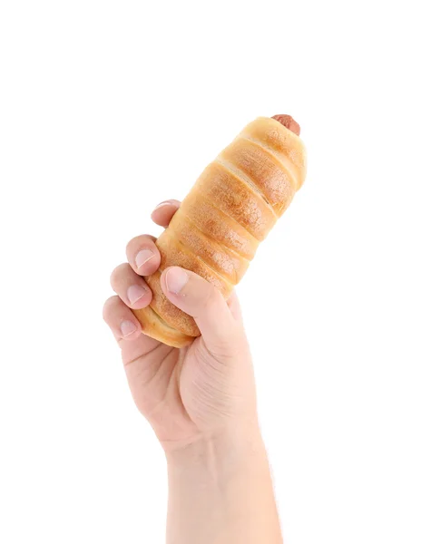 Рука держит запеченный хот-дог . — стоковое фото