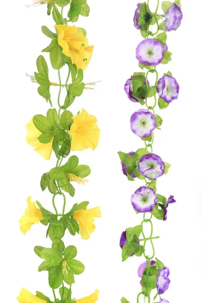 Фиолетовые и желтые искусственные цветы . — стоковое фото