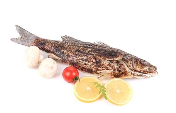 Peixe-marinho e legumes grelhados . — Fotografia de Stock