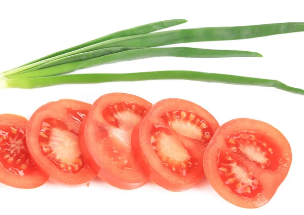 Cebolinhas e tomates em fatias . — Fotografia de Stock