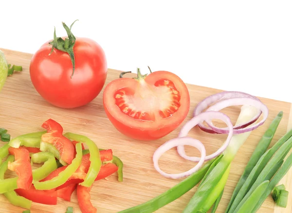 Produtos hortícolas sobre tábua de corte — Fotografia de Stock