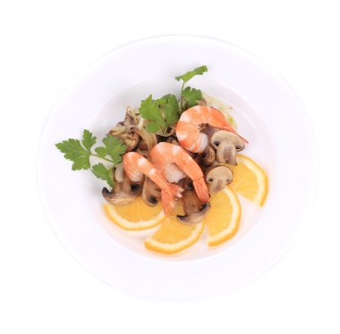 limon ve mantarlı karides salatası.