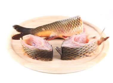 ahşap tahta üzerinde ham sazan