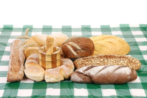 Vers brood op tafellaken. — Stockfoto