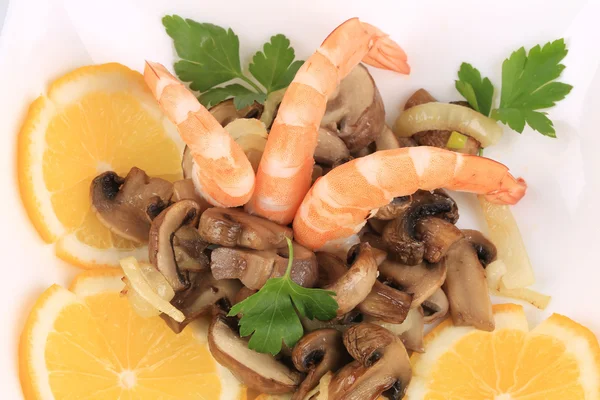 Ensalada de camarones con champiñones y limones . —  Fotos de Stock