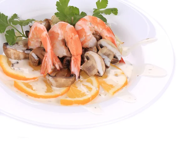 Garnelensalat mit Champignons und weißer Soße. — Stockfoto
