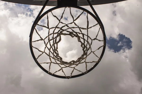 Cielo a través de un aro de baloncesto . — Foto de Stock