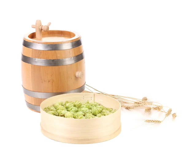 Wooden barrel and hops in basket. — Stock Photo, Image