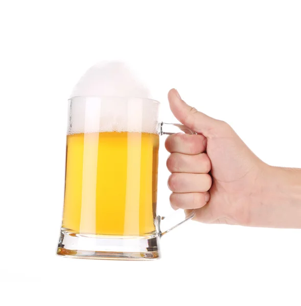 Hand med en öl glas. — Stockfoto