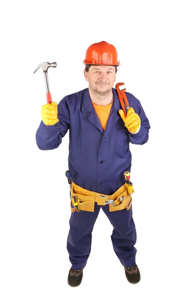 Работник в защитном шлеме держит молоток . — стоковое фото