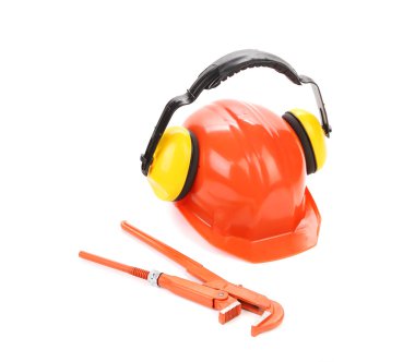 kask ile kulaklıklar ve İngiliz anahtarı anahtar.
