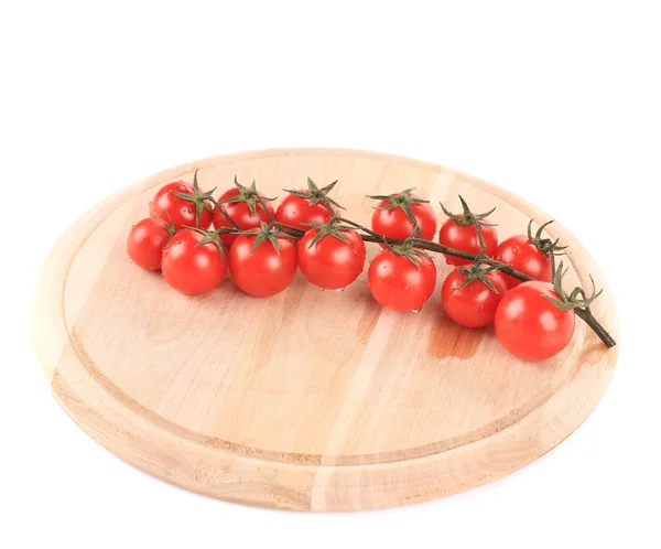 Tomates cherry en una tabla de madera . — Foto de Stock