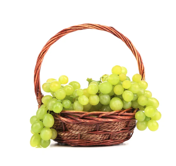 Kilka białych winogron w kosz. — Zdjęcie stockowe