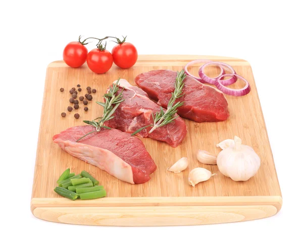 Rohe Rindersteaks auf einem Brett. — Stockfoto