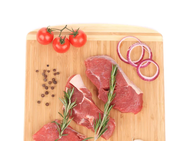 Rohe Rindersteaks auf einem Brett. — Stockfoto